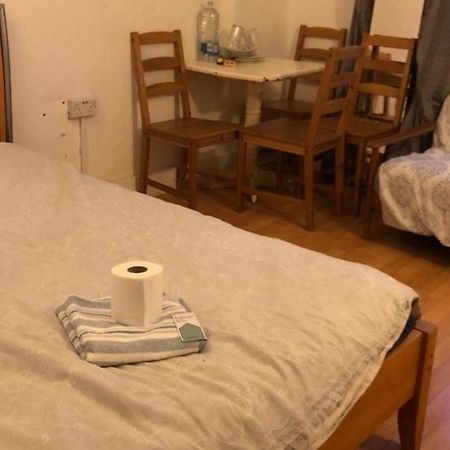 Private Rooms In 3 Bedroom Flat!! London Exterior photo