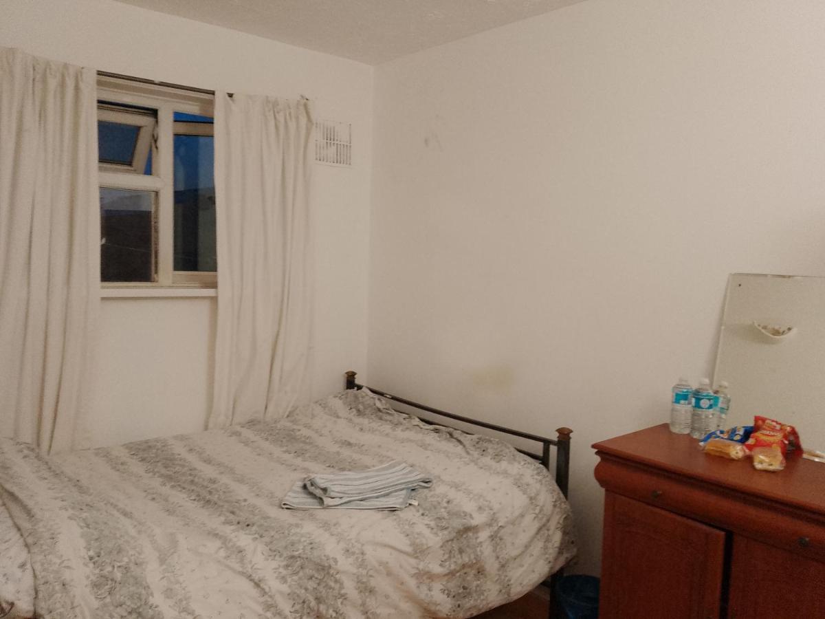 Private Rooms In 3 Bedroom Flat!! London Exterior photo