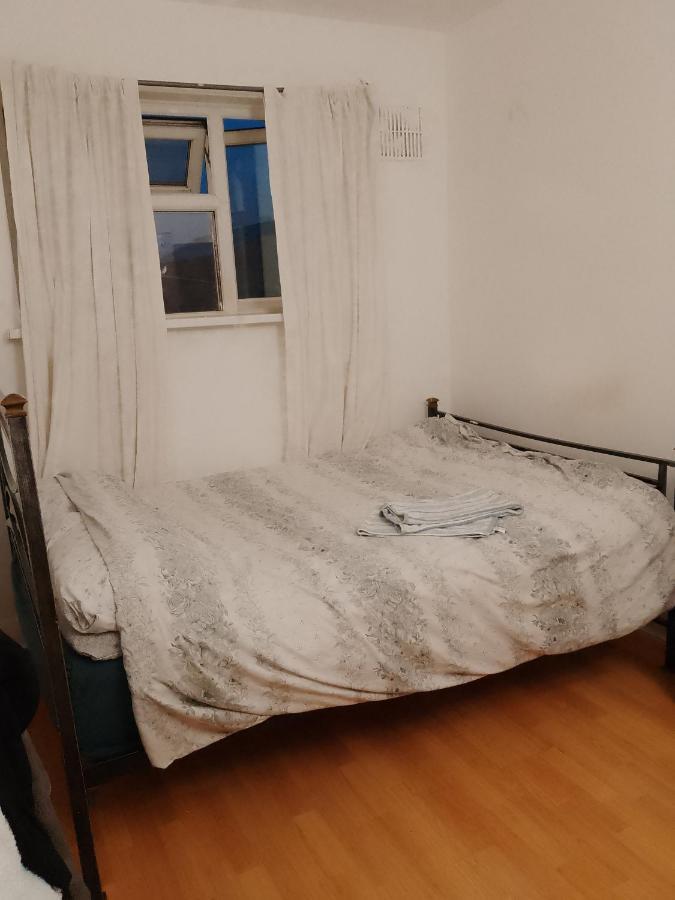 Private Rooms In 3 Bedroom Flat!! London Exterior photo