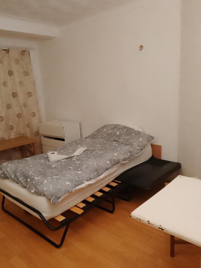 Private Rooms In 3 Bedroom Flat!! London Exterior photo